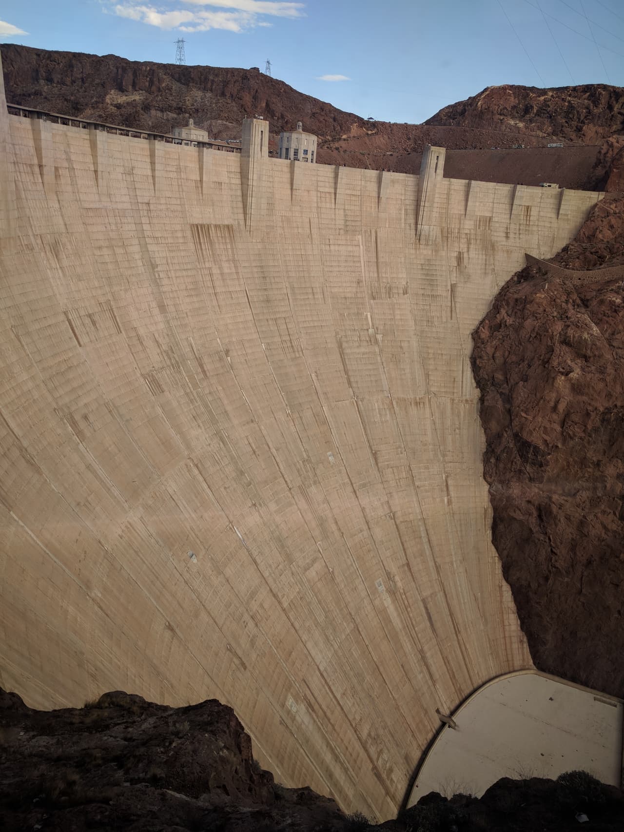 Fue inaugurada en 1936, y con sus 17 generadores es en la actualidad una de las plantas hidroeléctricas más grandes de los
<b>Estados Unidos</b>.