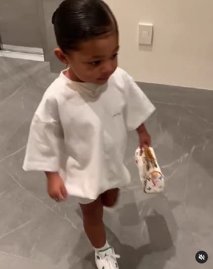 Unos meses después, en septiembre, la pequeña modeló, en un video que su mamá publicó en la citada red social, un elegante bolso Louis Vuitton de 1,200 dólares.
<br>