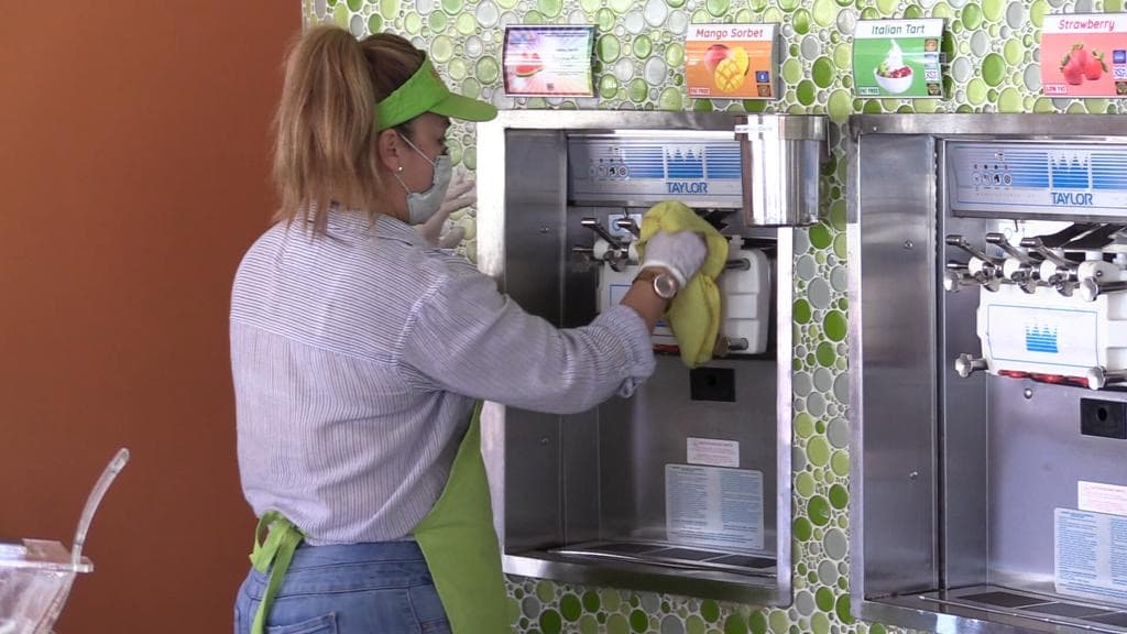María García, dueña de un negocio de venta de yogurt congelado en Bakersfield.