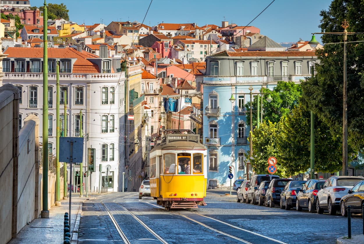<b>Puesto 4 | Portugal</b>
<br>
<br>Si se escoge vivir en zonas urbanas de este país, como Estoril, el presupuesto mensual ascendería a unos $2,207, de acuerdo con
<i>International Living. </i>En esa zona cercana a Lisboa se puede conseguir un arriendo por unos $690 al mes. Si te decides por un lugar en el centro de Portugal, entonces deberías hacer tus cuentas para pagar unos $1,700 en alquiler al mes.