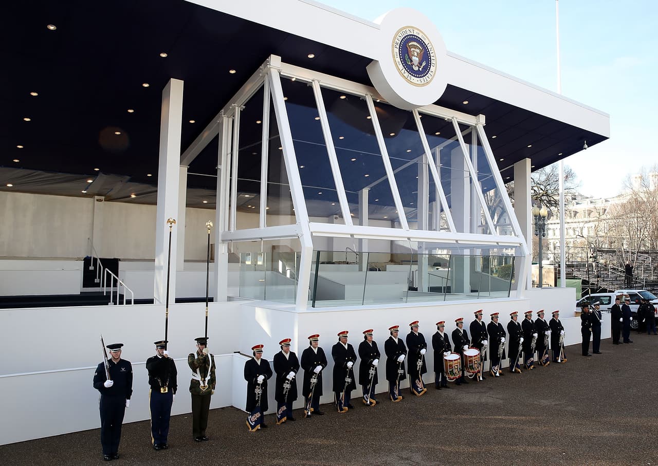 La banda del Ejército de Estados Unidos de pie frente al área donde el presidente electo, Donald Trump, mirará la parada el día de su juramentación. Este domingo se realizaron ensayos en la capital del país como parte de los preparativos de la toma de posesión del viernes 20 de enero del 2017.