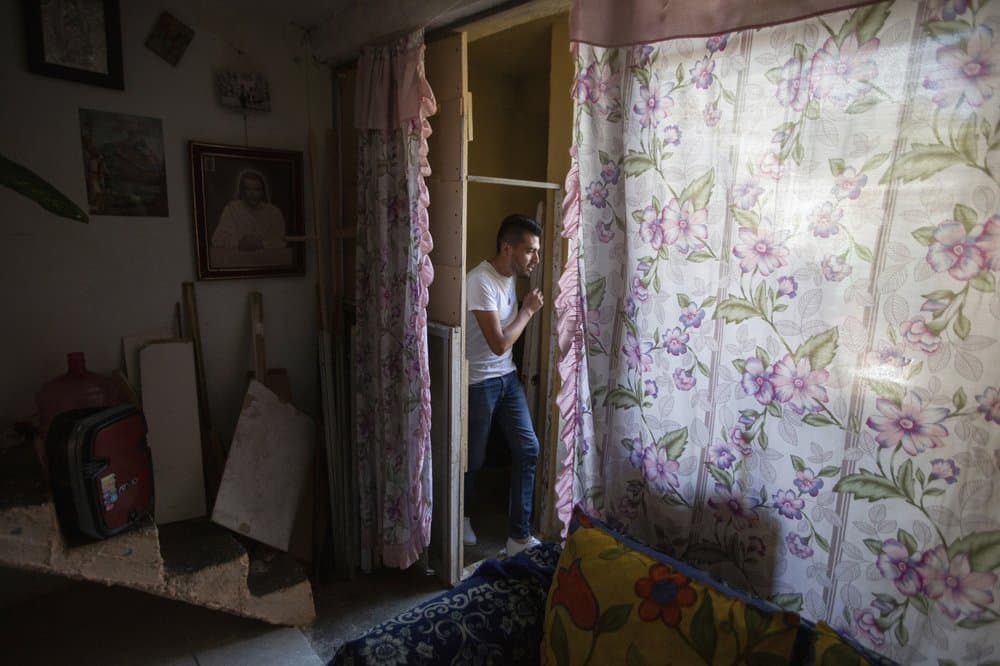 Cada vez que toca una puerta, todo son sonrisas. Llega solo con mascarilla, nada que ver con el equipo protector que deben usar en el hospital y en ocasiones hasta se la quita, si considera que la situación es segura, como en la casa de la señora Borja, donde entra con confianza.
