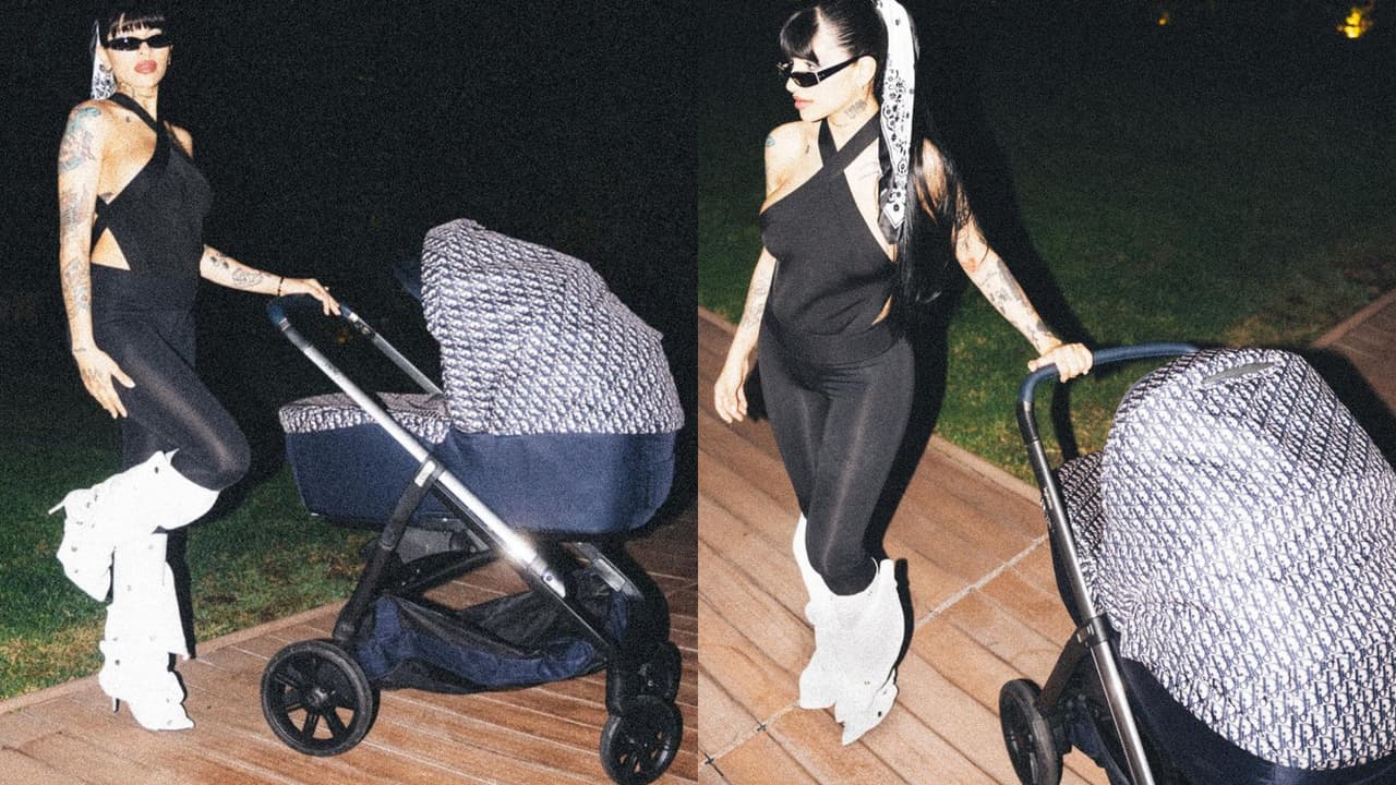 Cazzu pasea a su hija en una carriola o coche para bebé de la marca Dior.