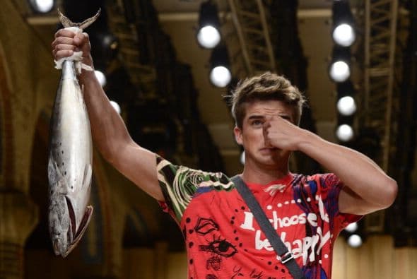 Una modelo presenta una creación de Desigual durante la Semana de la Moda en Barcelona.