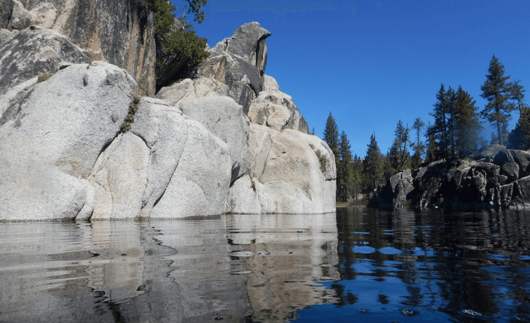 <b><a href="https://goo.gl/maps/bzhWDJoe4CNwqPjY7" target="_blank">Mono Hot Springs</a></b>
<a href="https://goo.gl/maps/bzhWDJoe4CNwqPjY7" target="_blank"> </a>tiene dos piscinas termales que se encuentran sobre los 100ºF, ubicadas a orillas del South Fork del río San Joaquín.
<b>Para llegar al lugar debes tomar el 41 norte, luego el 168 hacia Kaiser Pass Rd. Son poco más de dos horas de camino saliendo de Fresno</b>. Estas termas se encuentran en la temporada de mayo a noviembre.