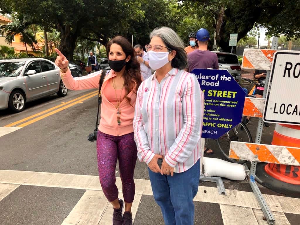 “Mi esposo, el Dr. Robert Cava, fue expuesto por uno de sus pacientes el miércoles pasado”, dijo en su cuenta de Twitter la alcaldesa.
<br>