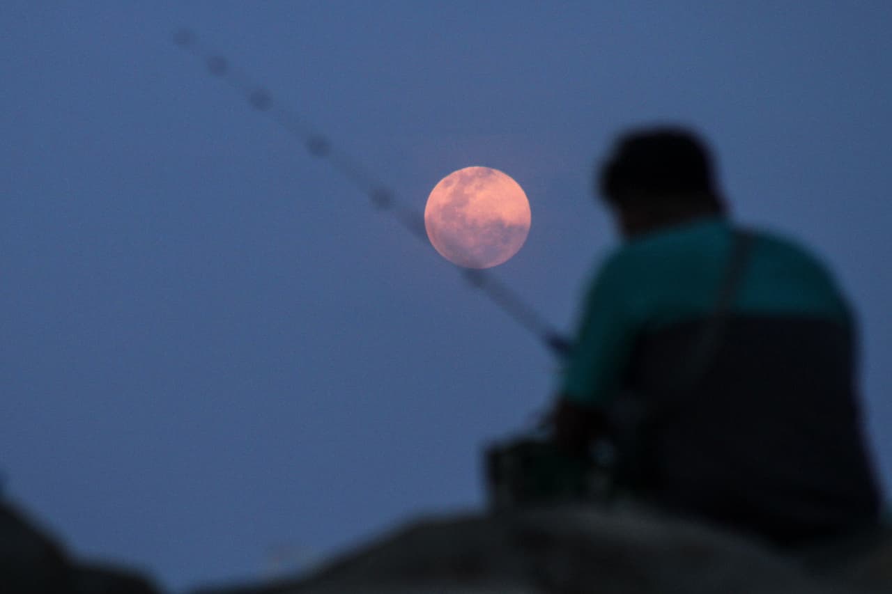 El fenómeno detrás de un pescador en Lhokseumawe, Indonesia. El próximo 20 de marzo se podrá ver por tercera vez, la última de 2019.