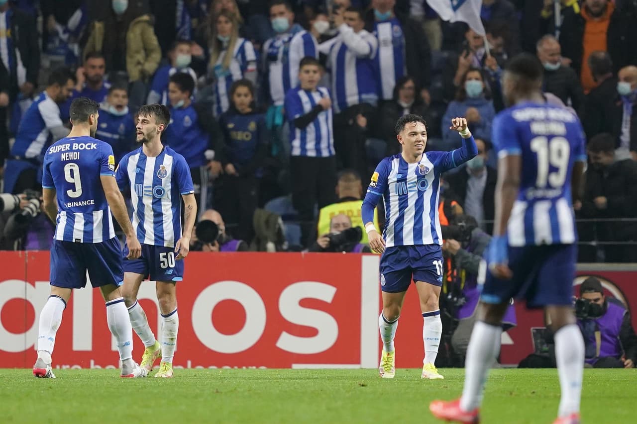 Fabio Ferreira Vieira (34'), Eduardo Aquino (37') y Mehdi Taremi (68') le dieron el triundo al Porto frente al Benfica con marcador 3-1 en el clásico portugués, durante la Jornada 16 en la Primeira Liga. El mexicano Jesús 'Tecatito' Corona jugó 35 minutos.