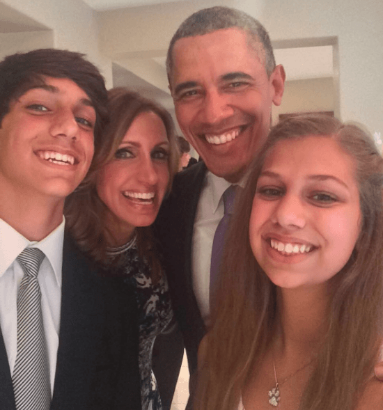 Lina ha tenido la suerte de conocer a varias celebridades y aquí la vemos con el ex presidente Obama durante un evento donde acompañaba a su madre cuando era más jovencita.
<br>