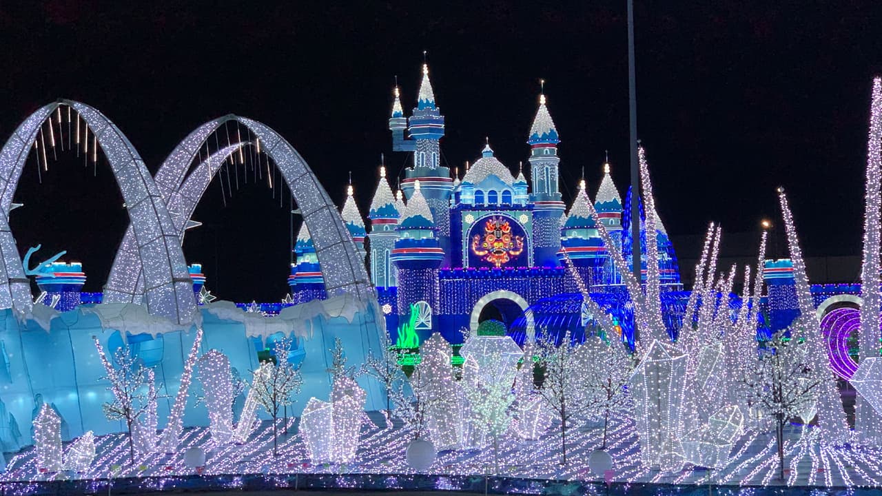 Magical Winter Lights se presenta en el sur de Houston a partir del 15 de noviembre y hasta el 5 de enero de 2020. 
<b>Boletos:</b> Hay que 
<a href="https://www.showclix.com/event/magical-winter-lights-19/tag/magical19?_ga=2.215761618.478950208.1576442182-1168427419.1574311620&_gac=1.51812699.1574311665.Cj0KCQiA5dPuBRCrARIsAJL7oegsSoqjvuZJNKoWelmXWT_968kk7qFAarZ-L-auLgHsoqqNEgR_5IAaArvqEALw_wcB" target="_blank">comprarlos en internet </a>| 
<b>Niños y adultos mayores:</b> $13| 
<b>Adultos:</b> $22 | 
<b>Paquetes familiares: </b>$76 (máximo 6 personas) | 
<b>Estacionamiento</b>: $5, se paga en el lugar y solo reciben efectivo.