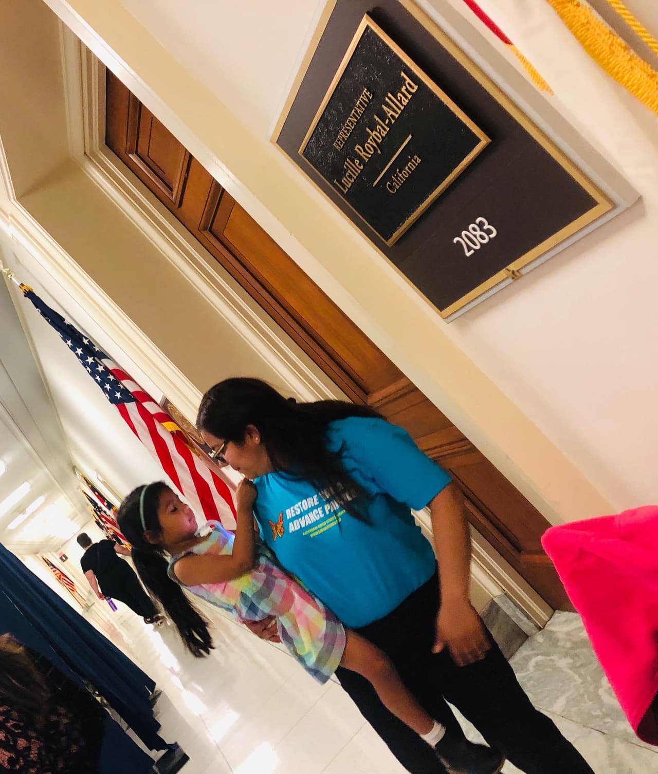 Aunque el 11 de enero de 2018 
<b><a href="https://www.univision.com/noticias/inmigracion/corte-suprema-de-justicia-decidira-este-jueves-si-toma-un-caso-sobre-daca-en-el-2020?utm_term=" target="_blank">un juez de San Francisco bloqueó la decisión del presidente Donald Trump de cancelar DACA</a></b>, la corte no reinstauró el 
<b><a href="https://www.univision.com/temas/advance-parole" target="_blank">advance parole</a></b>, el permiso especial que permitía a sus beneficiarios viajar al extranjero. Por eso, los jóvenes tocaron la puerta de los congresistas para solicitarles su apoyo en su lucha por recuperar este beneficio. En la imagen, la dreamer Miriam Delgado delante de la oficina de Lucille Roybal-Allard con su hija.