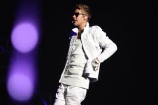 Según el periódico peruano La Prensa, equipo de seguridad y hasta los propios bailarines tuvieron que intervenir para sacar a la emocionada 'Belieber'.