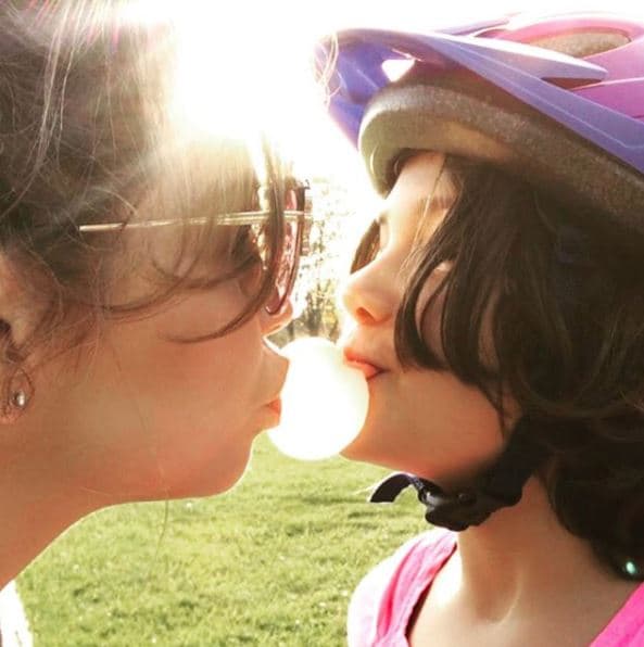 Thalía ha demostrado en redes sociales que la relación que mantiene con su hija es muy estrecha, pues es común ver fotos en situaciones divertidas o cariñosas.