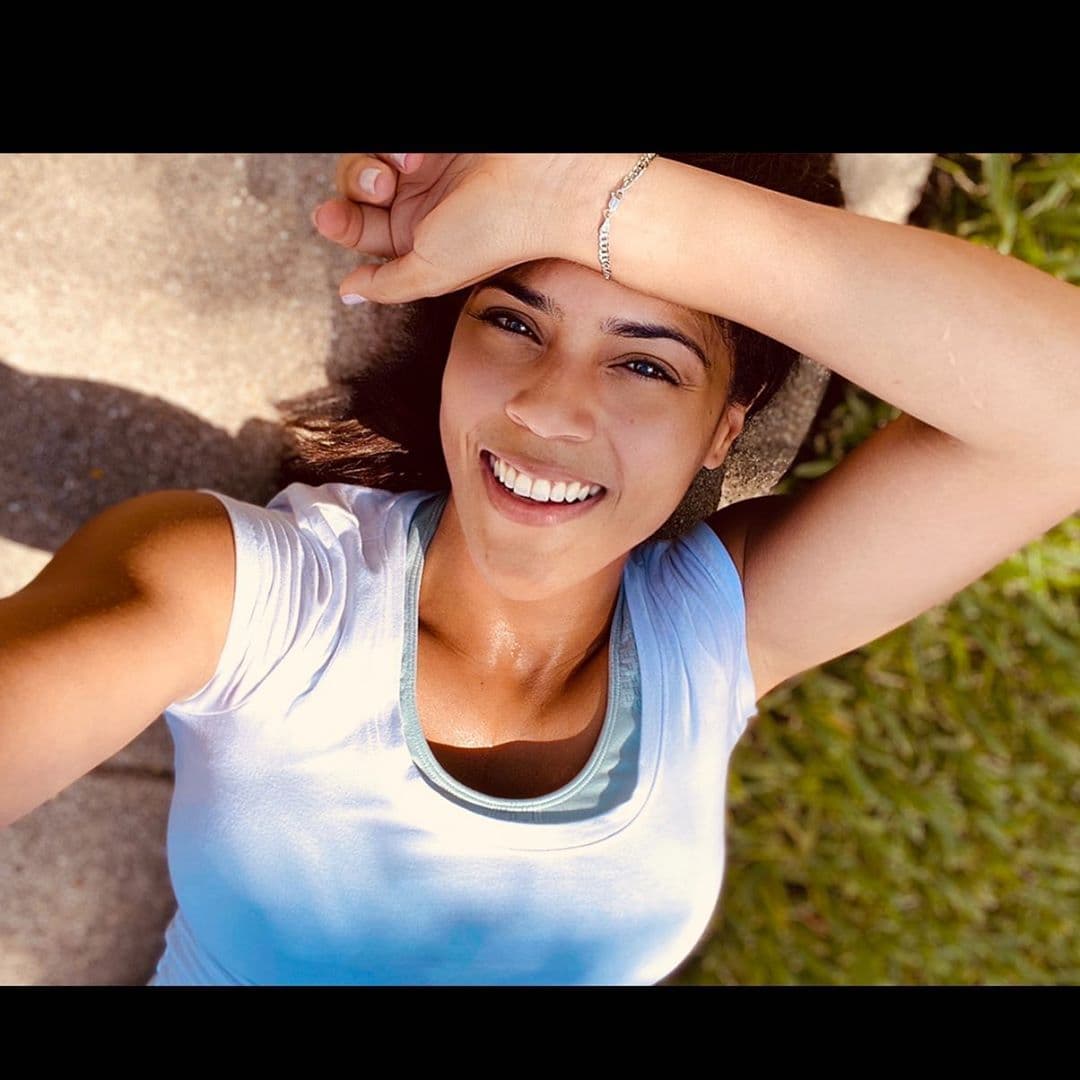 Y su mejor accesorio siempre es su sonrisa, como esta que nos regala estando un ratito bajo la luz del sol.