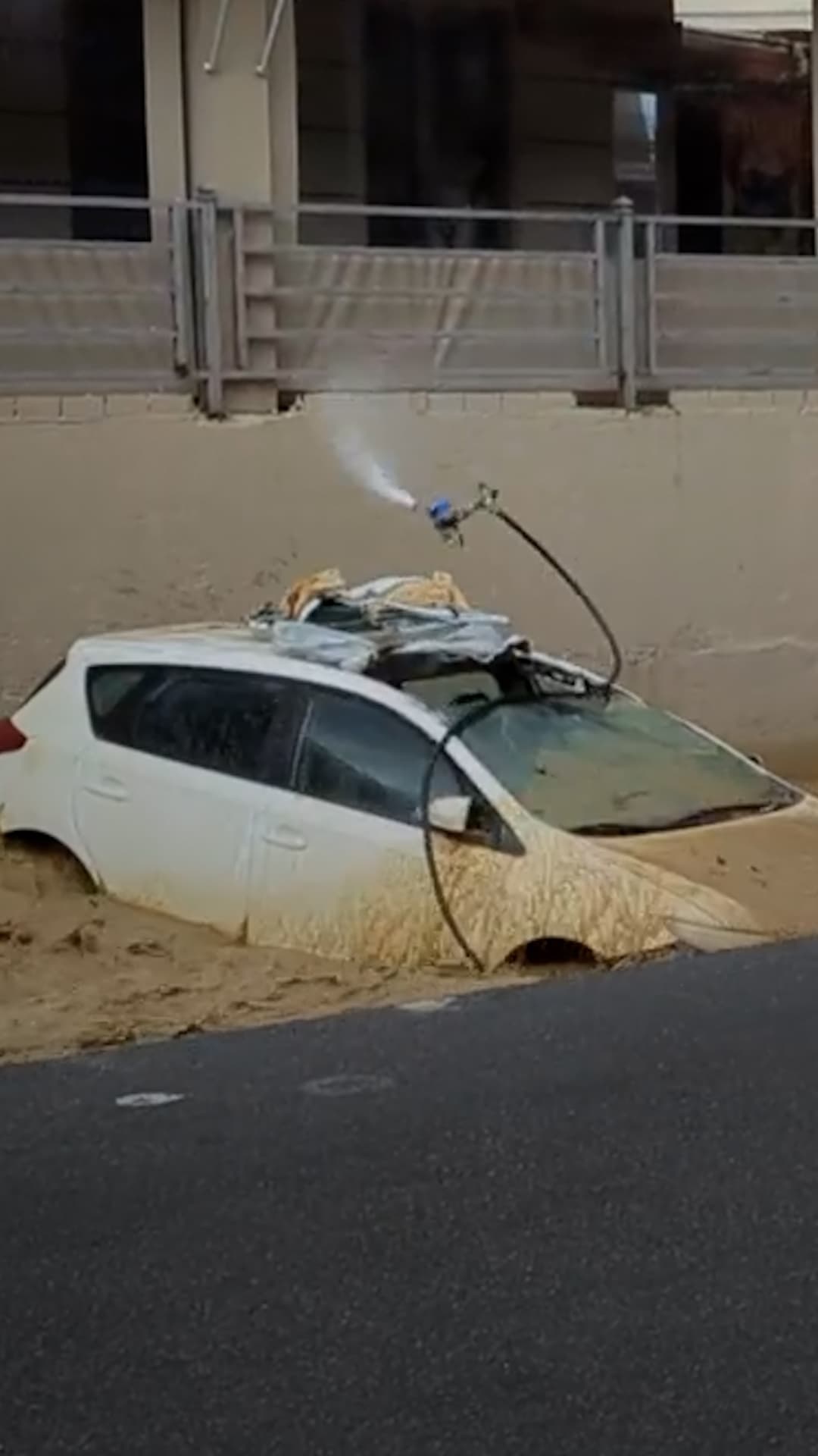 Inundaciones repentinas arrastran vehículos estacionados y causan daños en Grecia