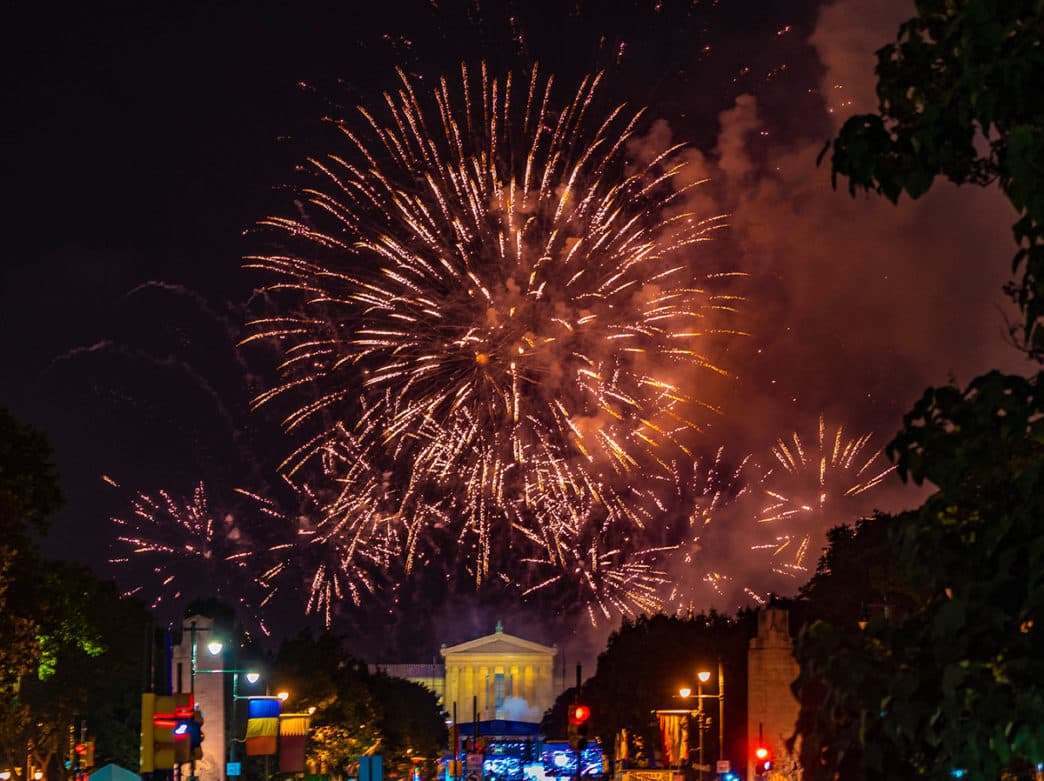 <b>Benjamin Franklin Parkway</b>. A partir de las 8 p.m. te puedes ubicar a lo largo de Benjamin Franklin Parkway desde Logan Circle hasta Eakins Oval antes de las 9:30 p.m. Toda la calle está cerrada en honor a la celebración, y realmente no se puede superar la vista frontal del Museo de Arte de Filadelfia durante la exhibición.