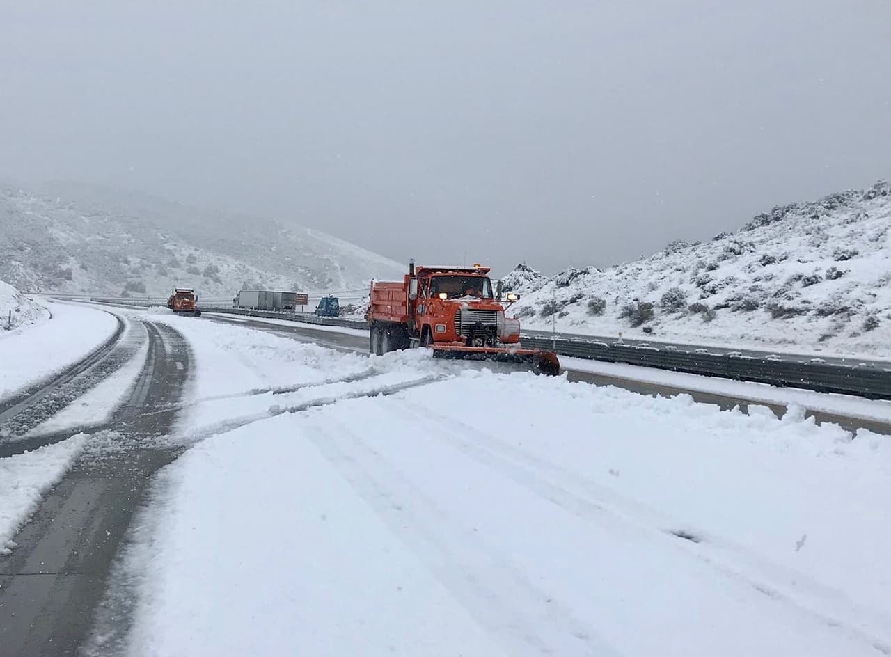 Cierran autopista 5 por gran cantidad de nieve en área de Grapevine