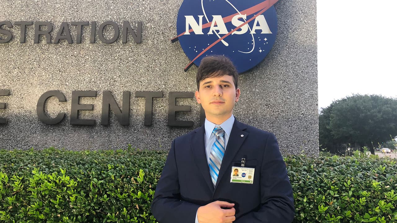 Antonio Macías es ingeniero aeroespacial especializado en vuelo espacial y trabaja en el equipo espacial Europa Lander de la NASA.
