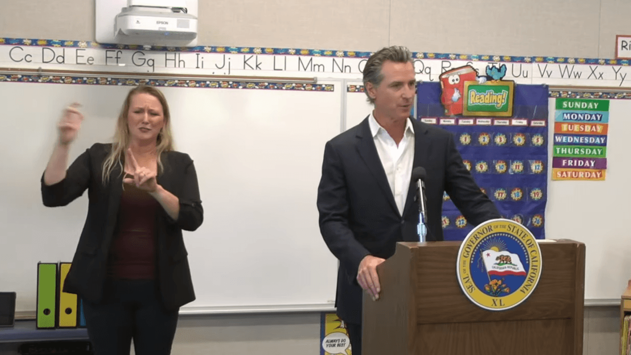 Newsom estuvo en el condado de 
<b>Tulare</b>, donde firmó un proyecto de ley (SB 156) para invertir 6 mil millones de dólares ($6 billones en inglés) en la construcción de infraestructura de internet de alta velocidad.
<br>