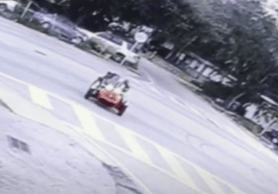 Una niña de 3 años arranca la motocicleta de su padre y ambos resultan lesionados