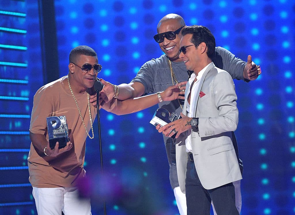 Marc Anthony con Randy Malcom y Alexander Delgado de Gente de Zona cubanos recibiendo el premio "Mejor Combinación" por la canción "La gozadera", uno de los grandes éxitos de 2015.