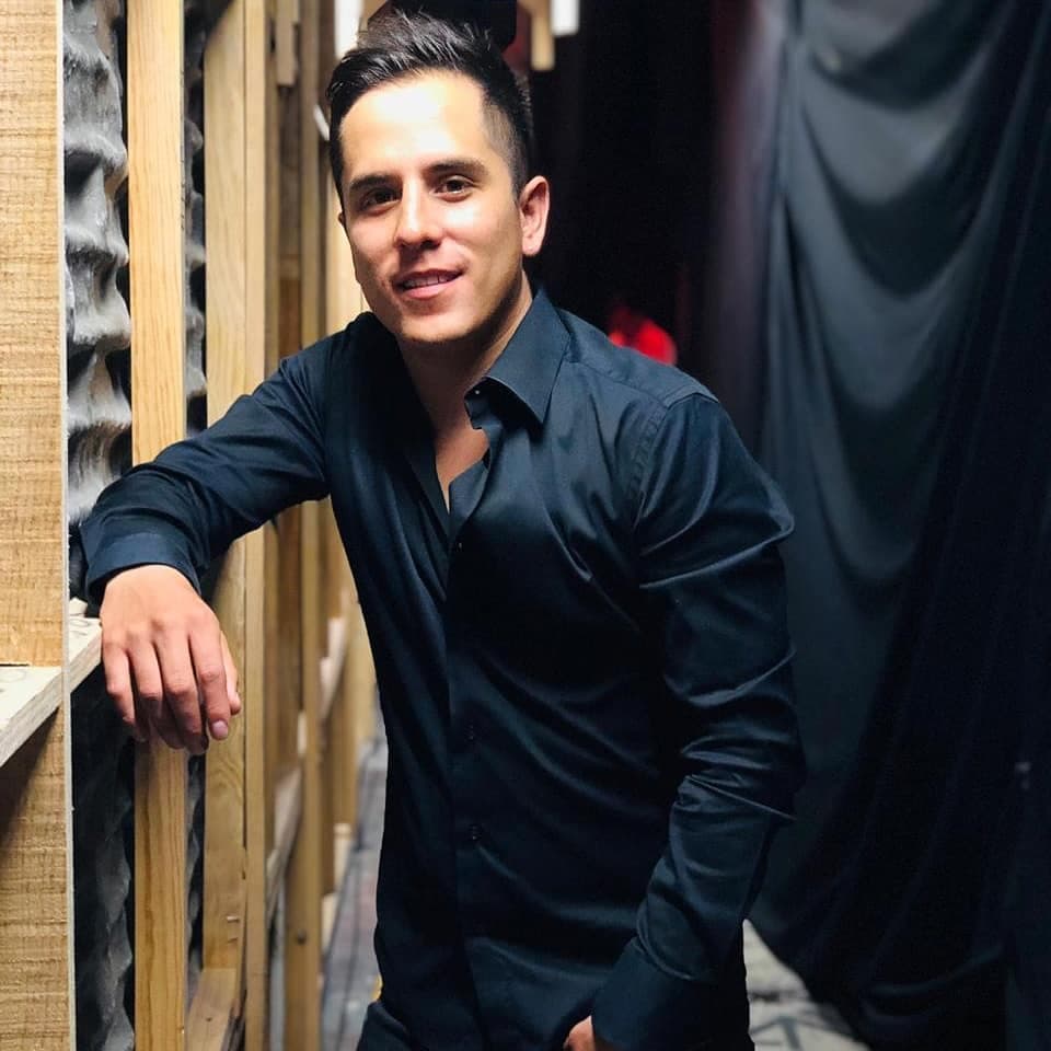 Mientras circulaban por la intersección de las calles Cerro Chapulín y Cerro de la Estrella, ubicadas en la colonia Campestre Churubusco, alcaldía de Coyoacán, los interceptaron dos hombres a bordo de una motocicleta.