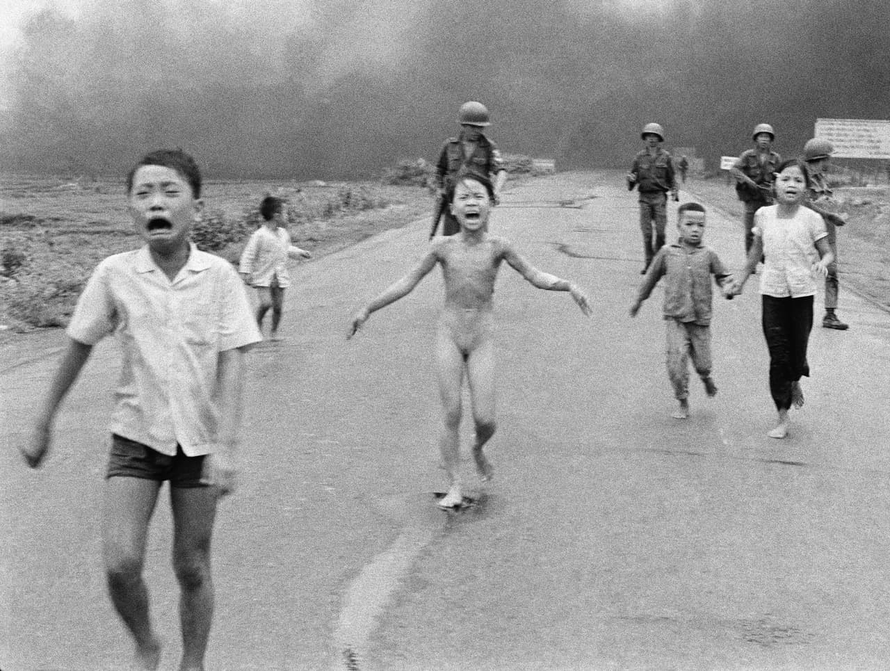 <b>La niña vietnamita quemada con napalm,1972. </b>En esta imagen un grupo de niños huye de un ataque aéreo con napalm de las fuerzas sudvietnamitas durante la guerra de Vietnam. La ropa y la piel de Thi Kim Phuc, la niña del centro de la foto, resultó quemada por la bomba incendiaria. La foto fue publicada por la agencia de noticias estadounidense Associated Press y mostró al mundo el sufrimiento de los civiles en un conflicto donde intervinieron las fuerzas militares de EEUU a más de 6,000 millas de distancia de su territorio.