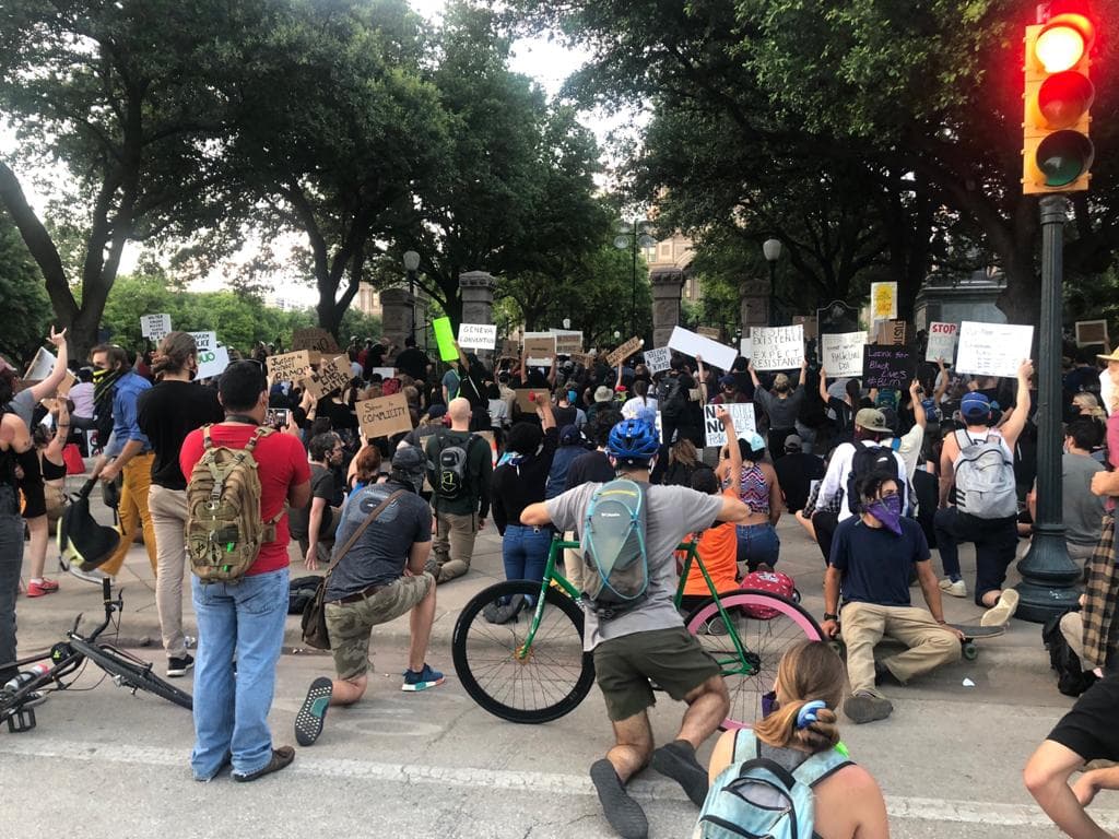 Las manifestaciones surgieron la semana pasada después de la muerte de George Floyd en Minneapolis mientras estaba bajo custodia policial. Algunas han sido pacíficas y
<a href="https://www.univision.com/local/austin-kakw/duenos-de-negocios-cierran-de-nuevo-sus-puertas-tras-saqueos-en-medio-de-las-manifestaciones-video">otras se han vuelto violentas, con saqueos y vandalismo.</a>