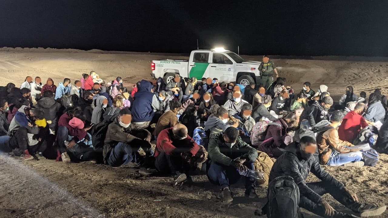 En solo una noche, detienen a 380 indocumentados tras cruzar la frontera en Arizona 