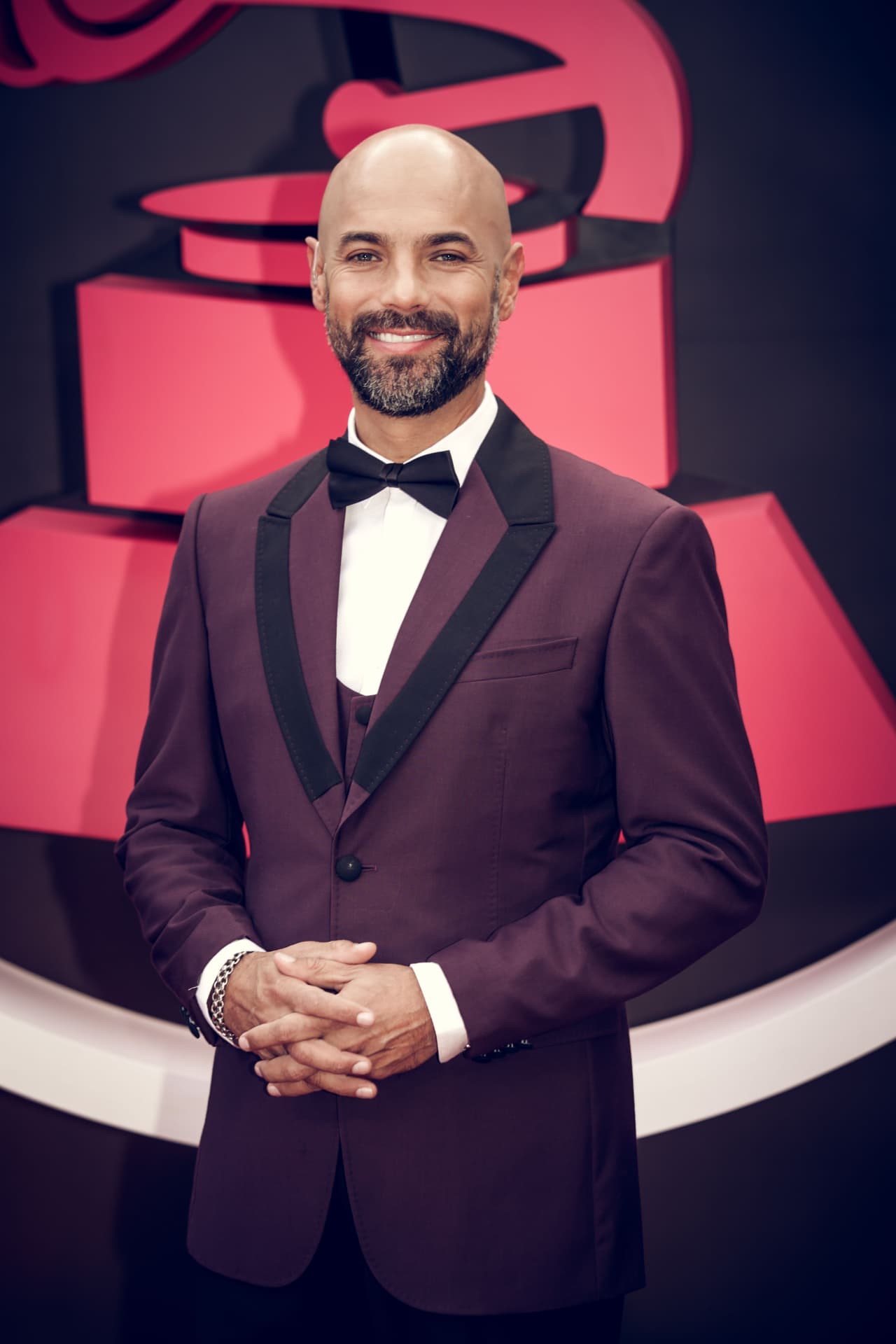 Para la ocasión Poza vistió un diseño con colores neutros en el que combinó negro, blanco y púrpura.