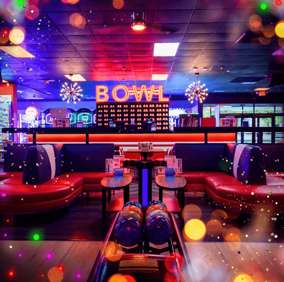 <b><a href="https://www.bowlero.com/location/bowlero-fresno" target="_blank">Bowlero, Fresno:</a></b>
<a href="https://www.bowlero.com/location/bowlero-fresno" target="_blank"> </a>E ste centro de bolos cuenta con cuarenta y ocho pistas de bolo e incluye pistas que brillan en la oscuridad, un arcade y mesas de billar. 
<br>
