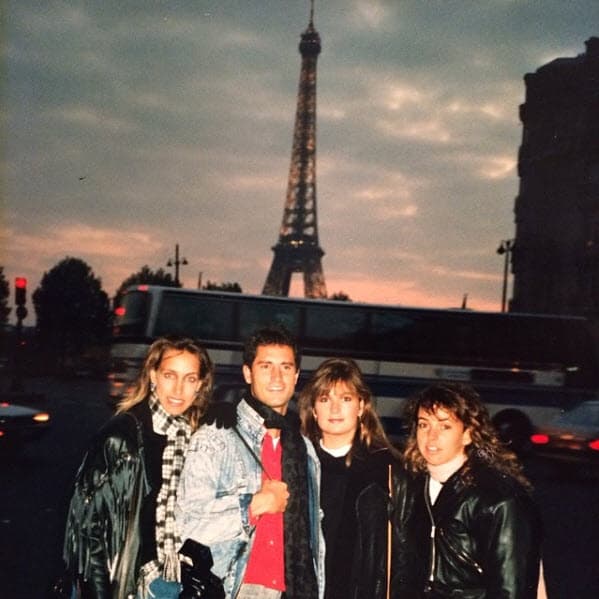 El tiempo pasa pero Lili Estefan sigue en el corazón del público gracias a su carisma y talento como presentadora.