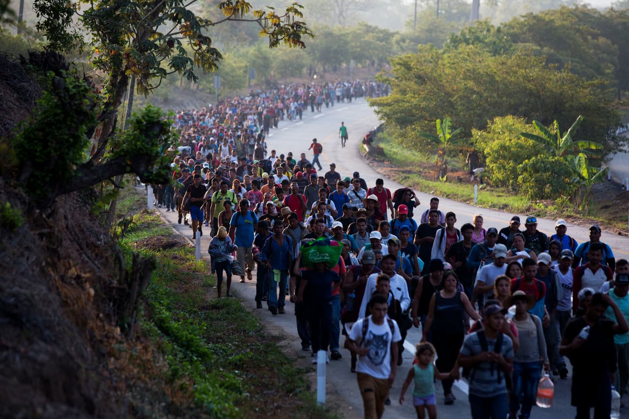 <b>Fin de la solidaridad con los migrantes. </b>Una caravana de centroamericanos en su caminata por una carretera cerca de Escuintla, Chiapas. La solidaridad masiva que recibieron caravanas previas de migrantes centroamericanos al cruzar México con destino al norte ahora son apoyos esporádicos, bien por el cansancio de los pobladores o, como señalan algunos expertos, 
<a href="https://www.univision.com/noticias/inmigracion/se-acabo-la-solidaridad-con-los-migrantes-el-discurso-xenofobo-se-impone-entre-los-mexicanos">porque se ha divulgado un discurso que aviva los prejuicios en su contra</a>.