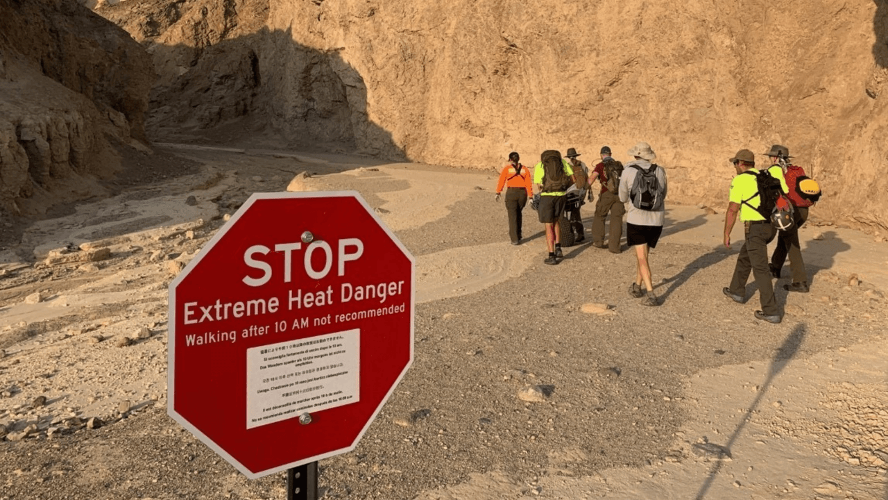 Vecino de San Francisco muere por posible golpe de calor mientras hace senderismo en el Valle de la Muerte