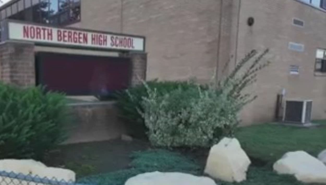 "¡Es menor de edad!": Confrontan a agentes de ICE por cuestionar a niños cuando iban a la escuela en NJ