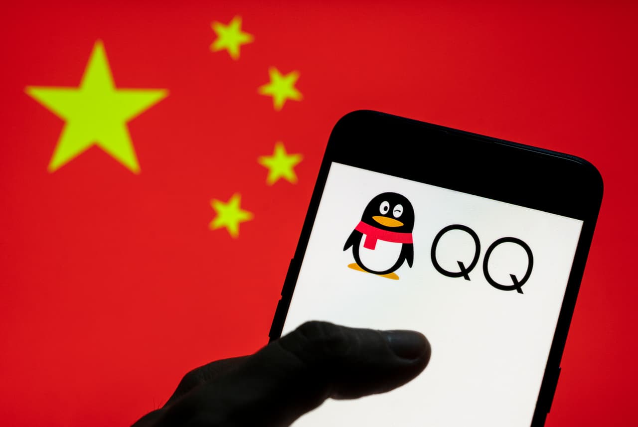 <b>Puesto 14. QQ</b>
<br>
<br>Valor de la marca en 2021: 56,400 millones de dólares.
<br>
<br>Cambio en el valor de la marca de 2020 a 2021: +28% (+12,300 millones de dólares).
<br>
<br>Sector: tecnología.
<br>
<br>País: China.
<br>
<br>QQ es un servicio de mensajería y redes sociales perteneciente al gigante tecnológico chino Tencent. A lo largo de 2020, QQ logró que sus usuarios permanecieran en su plataforma por más tiempo. Atrajo a una generación más joven a sus servicios al mejorar la interactividad en sus comunidades.