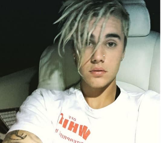 Y es que no es para menos, el cantante llamó la atención desde el primer momento.