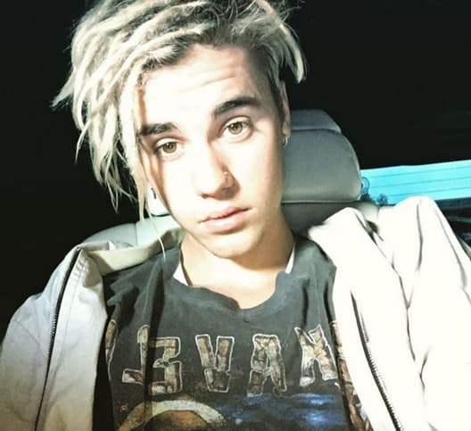 Primero dejó crecer su cabello, luego lo tiñó de rubio y al final se hizo rastas, y aunque él se siente muy orgulloso de su nuevo look, los usuarios en la red no han parado de burlarse de él.