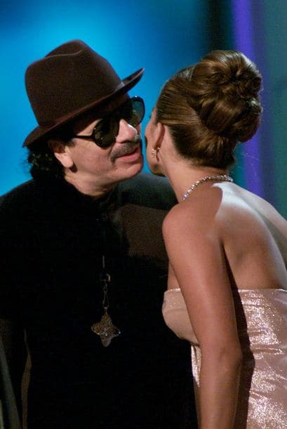 Pero si Carlos Santana no pierde el tiempo. Estar tan cerquita de bellas mujeres como JLo es una oprtunidad imperdible.