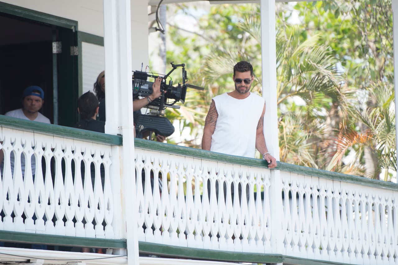 Después del éxito de sus temas 'Disparo al Corazón' y 'Adiós', Ricky Martin regresa con 'La Mordidita'.
