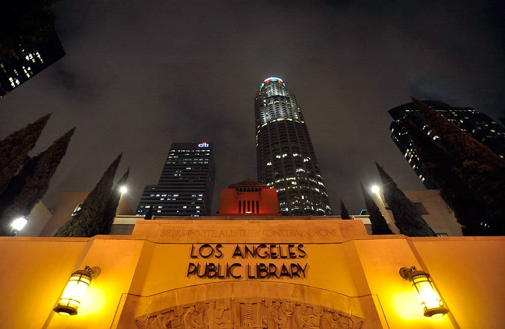 <b>La biblioteca Central de Los Ángeles:</b> Situada en el corazón del centro de la ciudad, la biblioteca pública ofrece giras gratuitas, exhibiciones históricas y libros para pasar todo un día entretenido y lejos de las altas temperaturas. 630 W 5th Street | Los Angeles, CA 90071 | (213) 228-7000