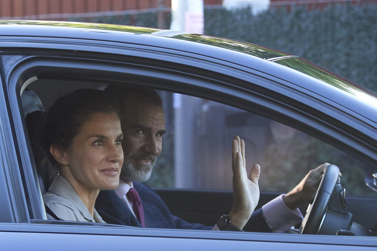 "Una piel jugosa, unos labios desnudos y unas pestañas marcadas conforman el maquillaje de efecto natural", explicó la maquillista Lucia Pieroni para la revista 
<a href="https://www.vogue.es/belleza/maquillaje/articulos/reina-letizia-sin-maquillaje-cara-lavada-efecto/36663">Vogue</a>.