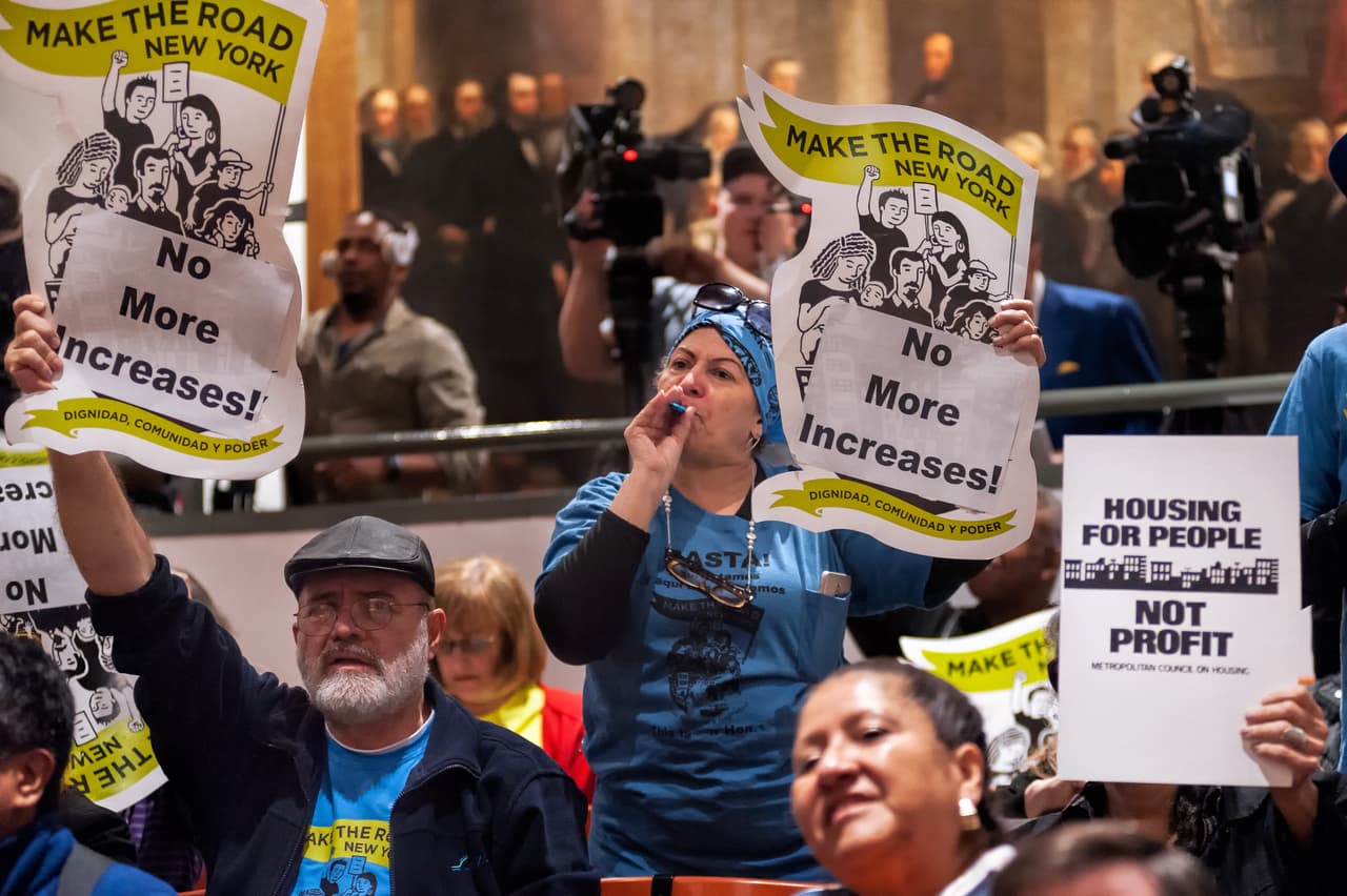 Además, Juan Carlos dice que hasta podría enfrentar multas porque subarrendó el sótano, lo cual se enteró es ilegal.