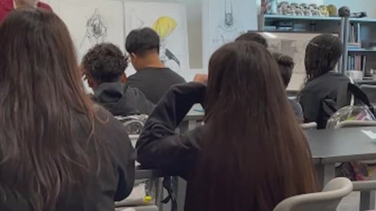 Arrestan a joven por falsa alarma de estudiante armado en preparatoria de Elgin