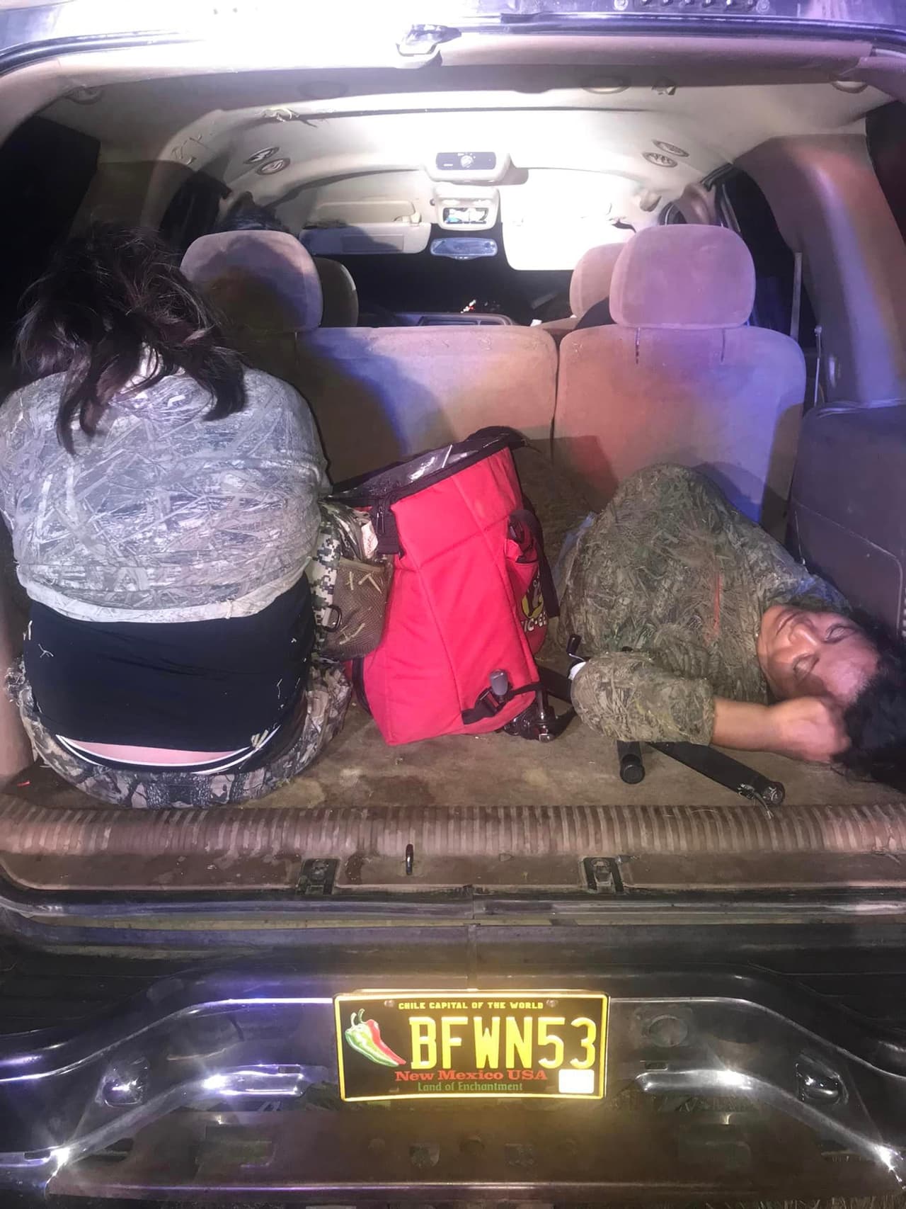 Los cinco inmigrantes iban distribuidos en varias áreas de la camioneta en la que eran transportados con exceso de velocidad.