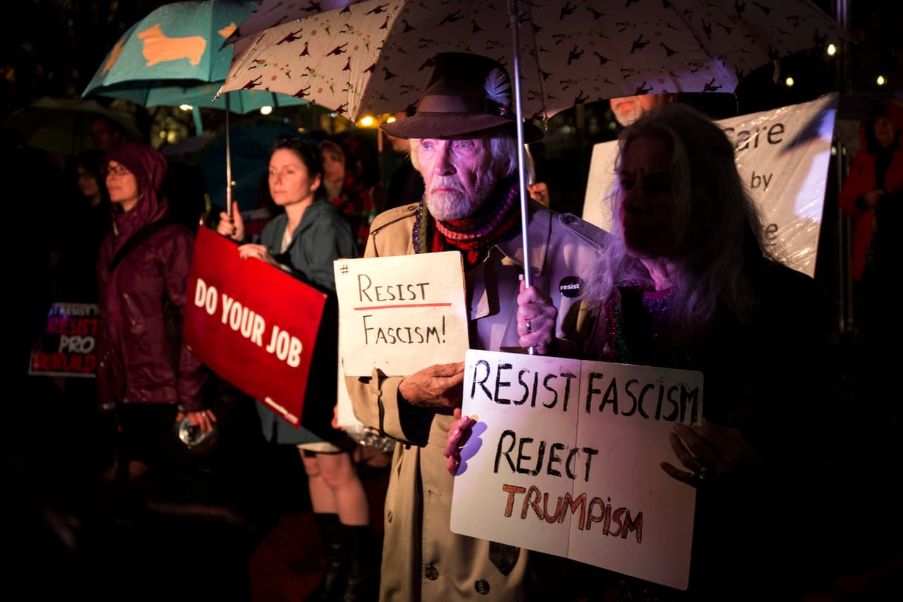 Algunos llevan carteles que invitan a la “resistencia” contra el nuevo gobierno.