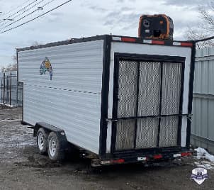 Dentro de uno de los remolques encontraron obras de arte personalizadas. Las víctimas del robo fueron quienes llamaron a la policía.