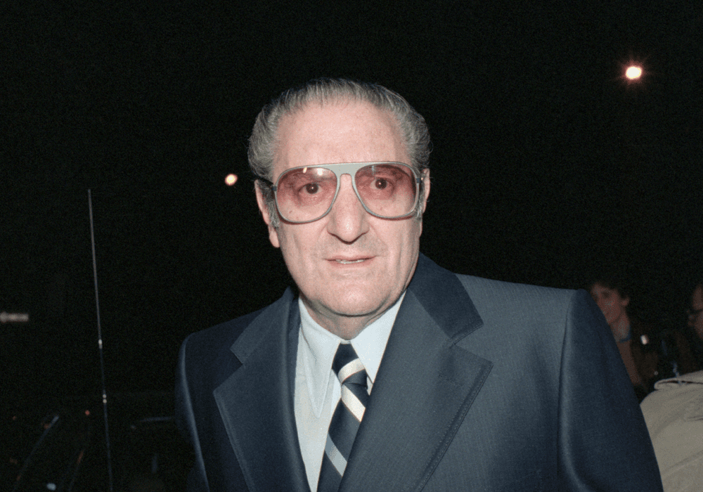 <b>Paul Castellano</b>
<br>
<br>Constantino Paul Castellano, conocido como Big Paul, fue uno de los mafiosos más notorios en llamar Todt Hill su hogar. Castellano fue sucesor de Carlo Gambino, liderando la organización criminal más grande de la mafia en Nueva York, la familia Gambino. Fue asesinado por John Gotti en 1985, iniciando el declive de los Gambino. Ha sido retratado en varias películas y programas de TV, como la serie
<i>Gotti</i>
<b> </b>de HBO de 1996.