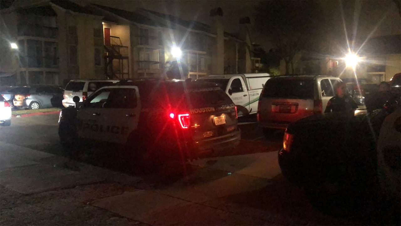 Un tiroteo en un complejo de apartamentos deja un muerto y dos heridos al oeste de Houston