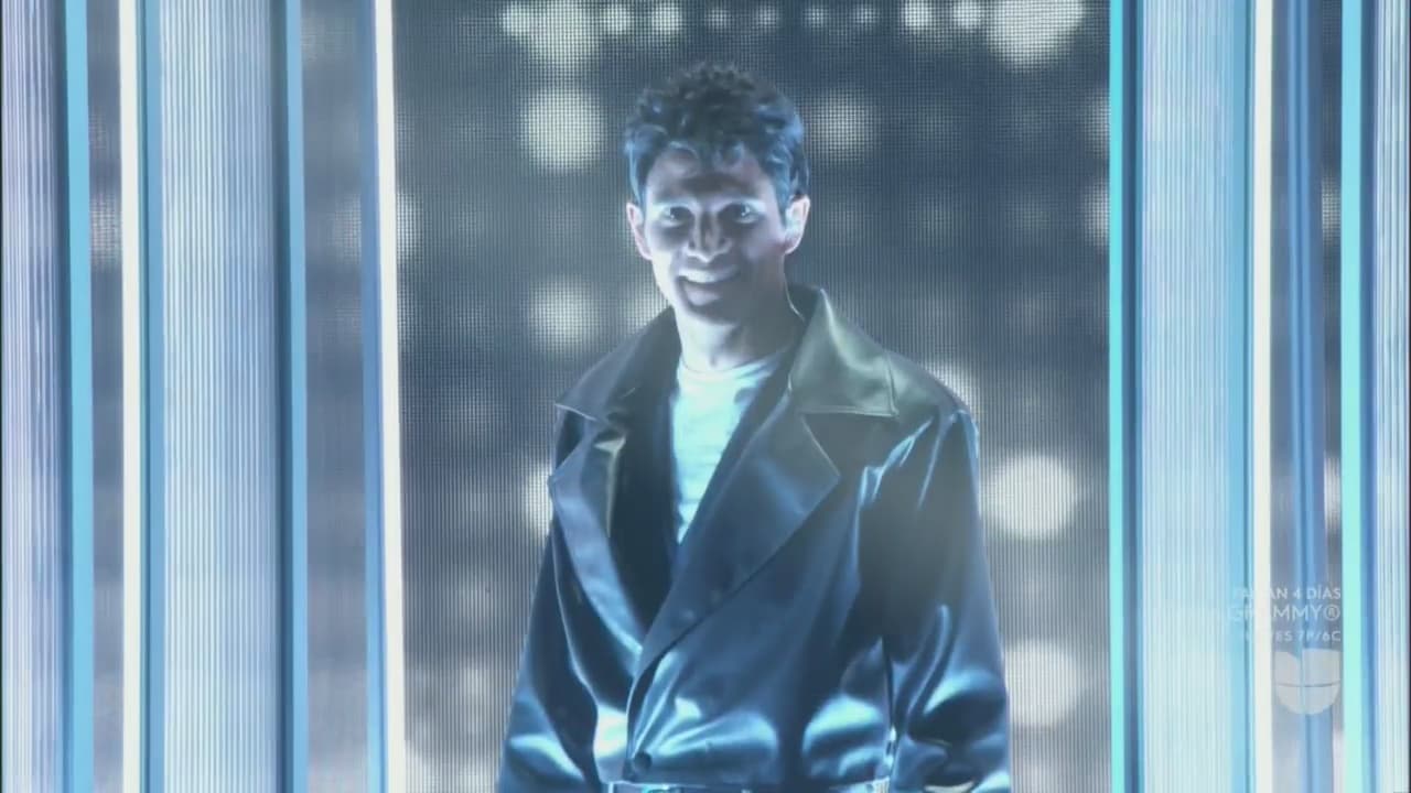 La estrella participante del reality show además tuvo un vestuario idéntico al del boricua en su videoclip del tema 'Este ritmo se baila así'.